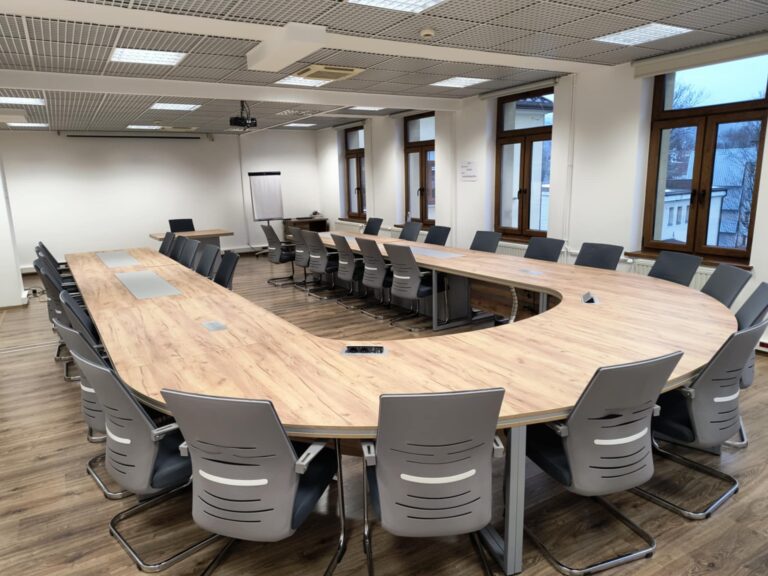 Feniks stół konferencyjny z wysuwanymi monitorami